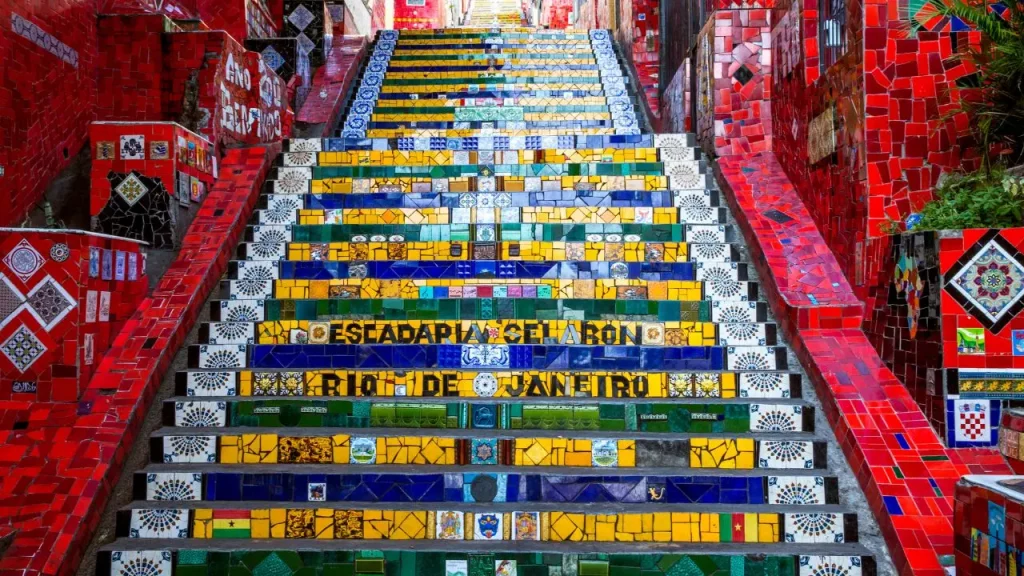Escaliers Selarón décorés de mosaïques colorées à Rio de Janeiro lors d'un voyage sur mesure au Brésil