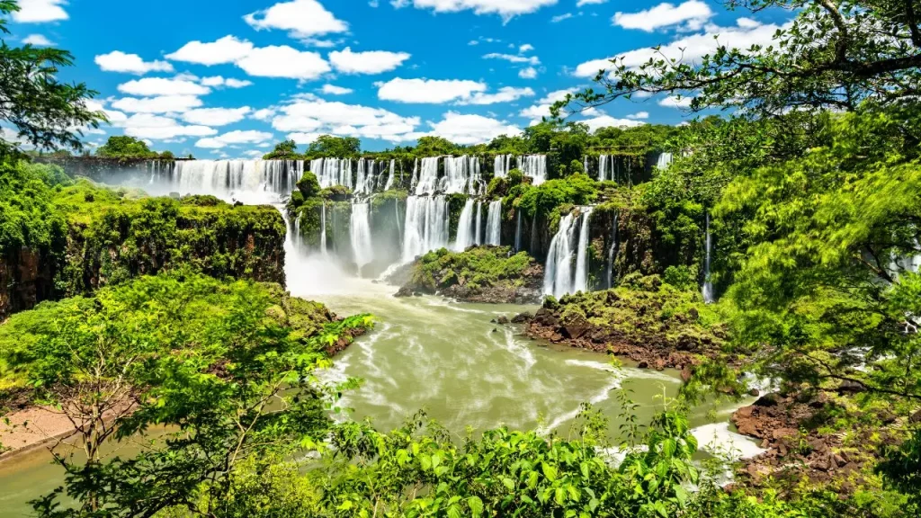 Panorama des chutes d'Iguaçu entourées de végétation tropicale lors d'un voyage sur mesure au Brésil
