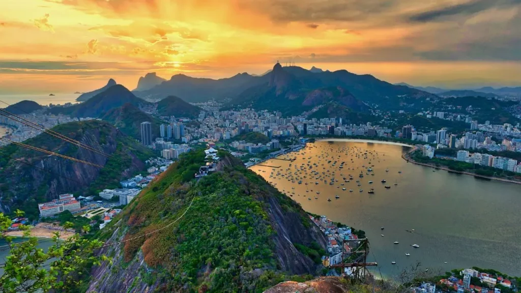 Vue panoramique sur Rio de Janeiro et la baie de Botafogo depuis le Pain de Sucre lors d'un voyage sur mesure au Brésil