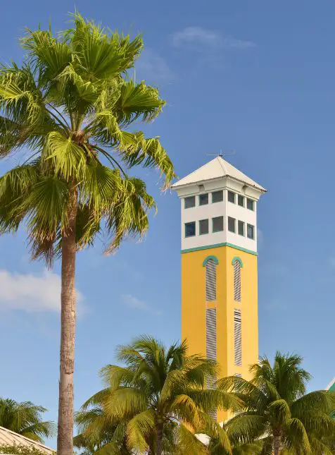 Tour jaune historique entourée de palmiers lors d'un voyage sur mesure aux Bahamas