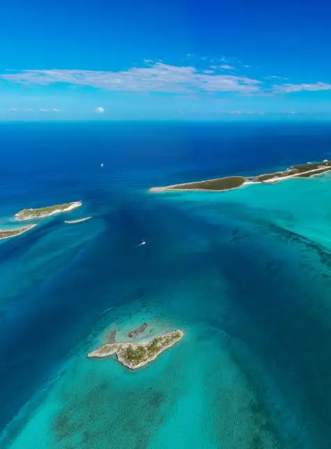 Vue aérienne des îles paradisiaques et eaux turquoise pour voyage sur mesure aux Bahamas