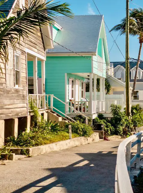 Maisons colorées traditionnelles village local voyage sur mesure aux Bahamas