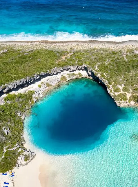 Trou bleu naturel formation géologique voyage sur mesure aux Bahamas vue aérienne