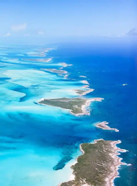 Chaîne d'îles des Bahamas vue aérienne survol voyage sur mesure aux Bahamas