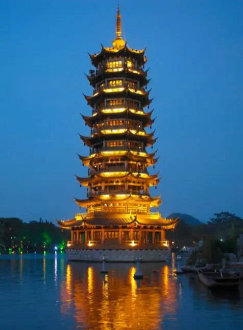 Pagode chinoise illuminée nuit reflets - voyage sur mesure en Chine architecture