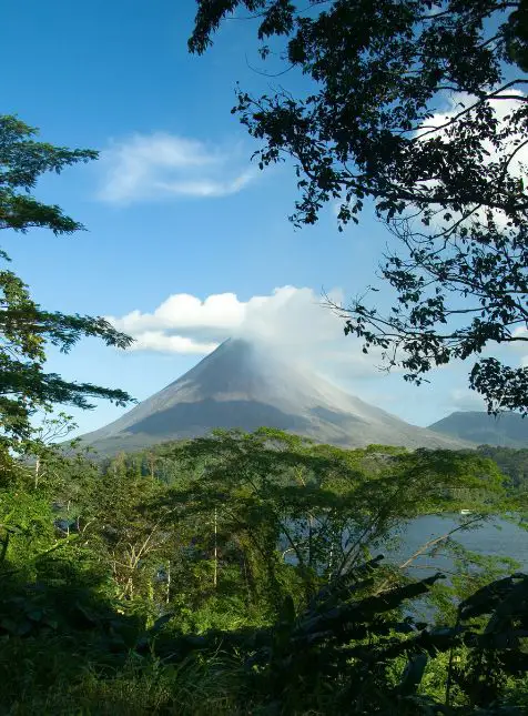 Volcan Arenal cône parfait forêt tropicale paysage volcanique voyage sur mesure au Costa Rica