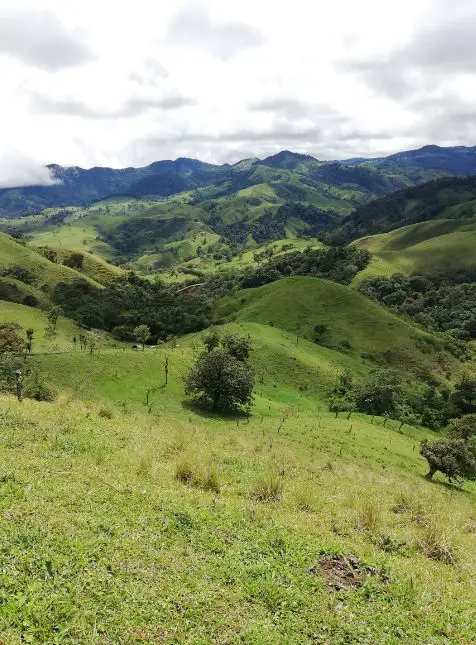 Vallées verdoyantes collines paysages montagneux voyage sur mesure au Costa Rica