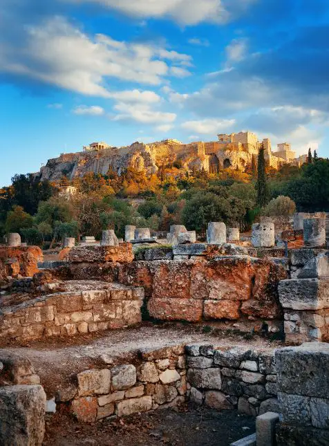 Agora antique d'Athènes - Voyage sur mesure en Grèce Agora antique d'Athènes avec ruines et vue sur Acropole, site archéologique, voyage sur mesure en Grèce