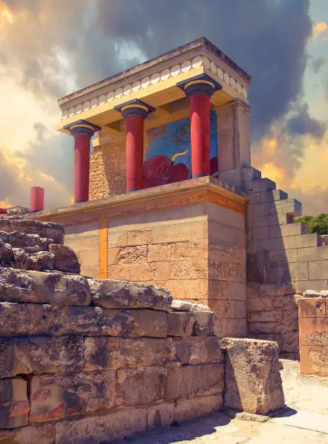 Palais de Cnossos avec colonnes rouges, civilisation minoenne Crète, voyage sur mesure en Grèce