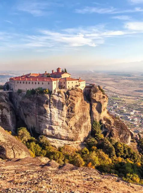 Monastère des Météores perché sur rocher, site UNESCO Grèce, voyage sur mesure en Grèce