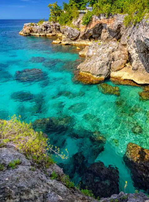 Côte rocheuse jamaïcaine aux eaux turquoise cristallines avec coraux - voyage sur mesure en Jamaïque
