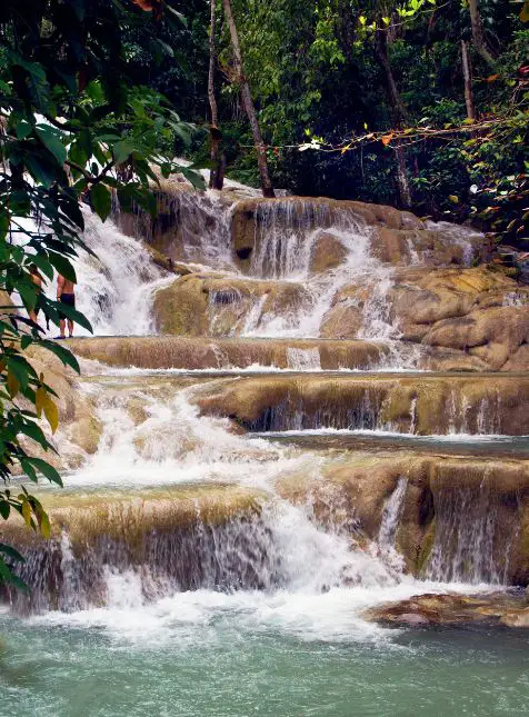 Cascades à terrasses naturelles jamaïcaines avec bassins turquoise - voyage sur mesure en Jamaïque