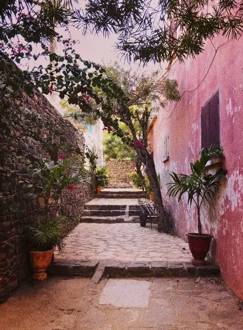 Ruelle colorée de l'île de Gorée au Sénégal - voyage sur mesure au Sénégal