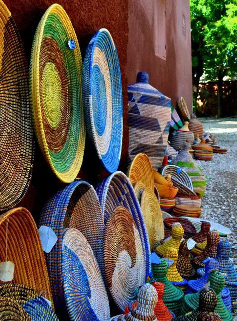 Artisanat paniers colorés du Sénégal - voyage sur mesure au Sénégal