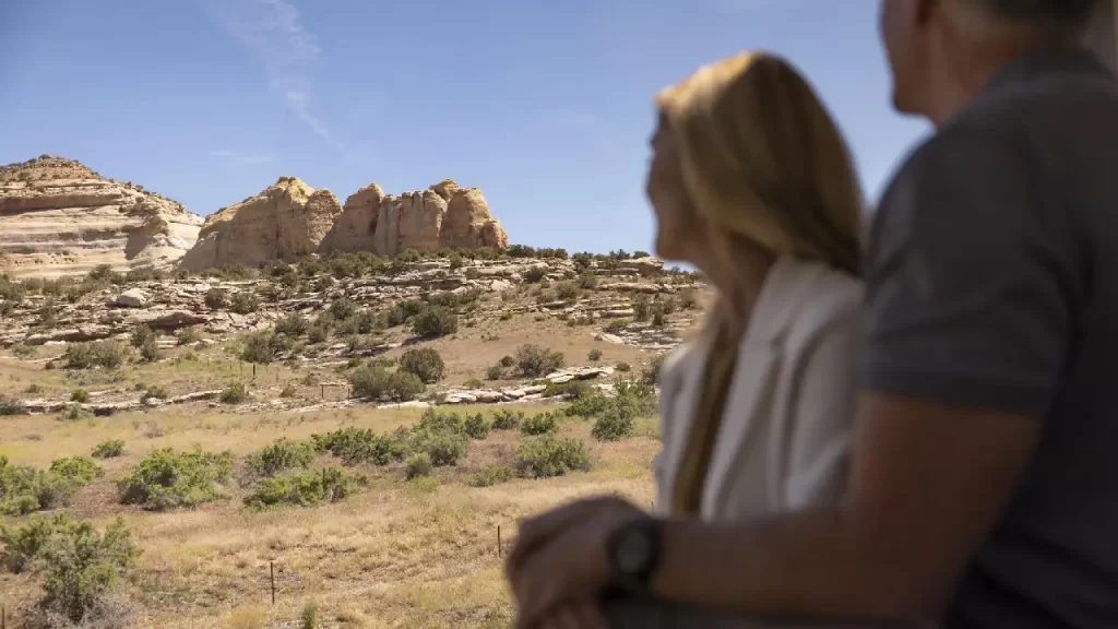 Passagers du Canyon Spirit admirant les formations rocheuses durant leur voyage aux USA sur mesure