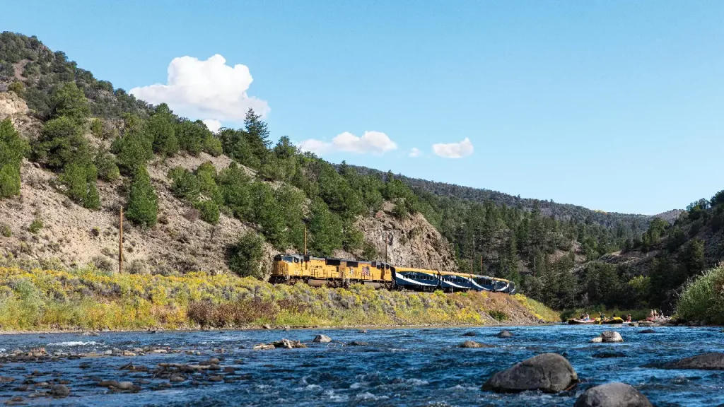 Canyon Spirit longeant une rivière fleurie pendant un voyage aux USA sur mesure avec Les Sens du Voyage