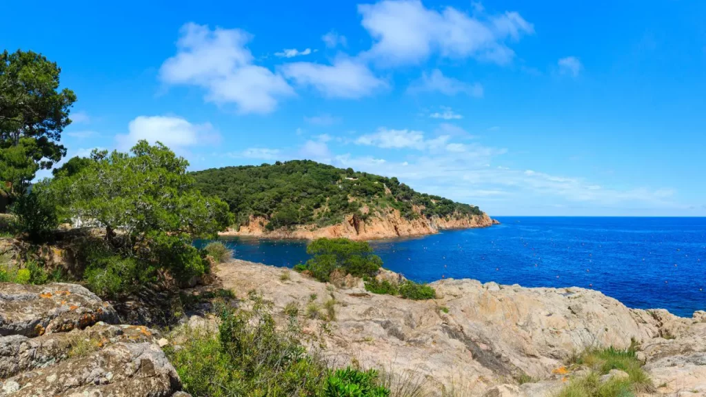 Côte rocheuse sauvage de Tamariu Costa Brava pour voyage sur mesure Espagne authentique