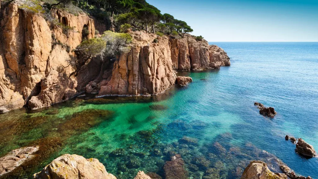 Crique aux eaux turquoise de Tamariu Costa Brava destination voyage sur mesure Espagne