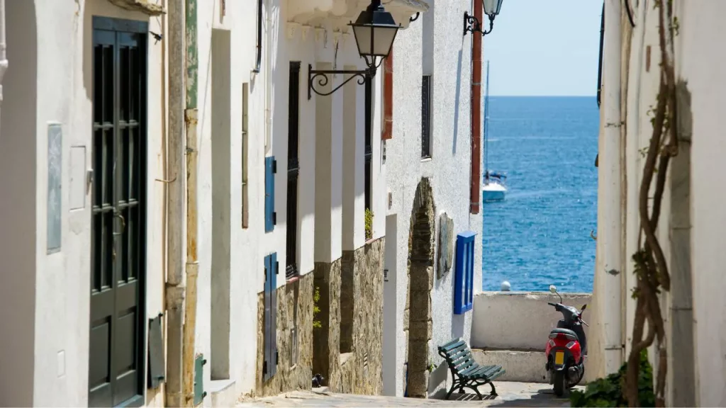Ruelle traditionnelle blanche de Tamariu Costa Brava pour voyage sur mesure Espagne culturel