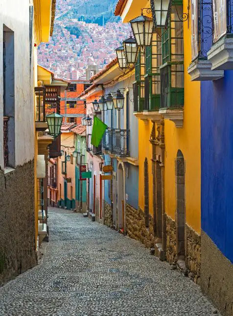 Ruelle pavée colorée centre historique La Paz Bolivie architecture coloniale voyage sur mesure Bolivie