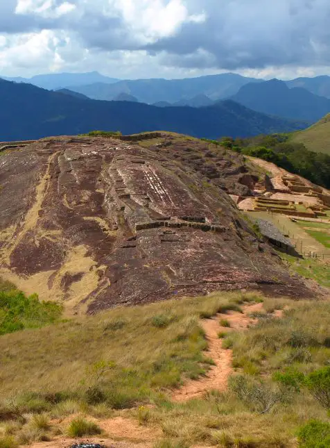 Site archéologique Samaipata Bolivie El Fuerte sculpture rupestre patrimoine mondial voyage sur mesure Bolivie