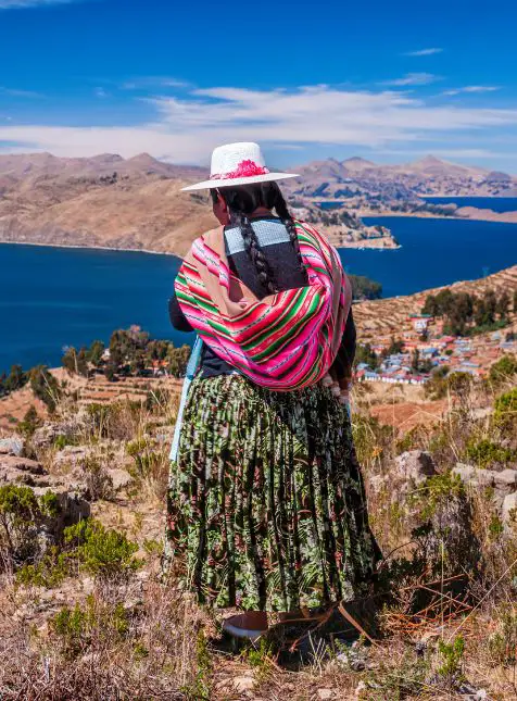 Copacabana, cholita face au lac sacré Titicaca Femme cholita costume traditionnel lac Titicaca Copacabana Bolivie culture andine voyage sur mesure Bolivie