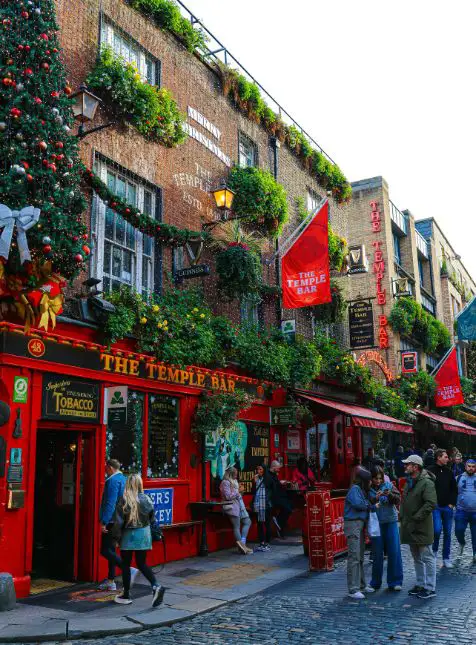 Quartier animé de Temple Bar à Dublin avec pubs traditionnels irlandais et façades colorées - voyage sur mesure Irlande