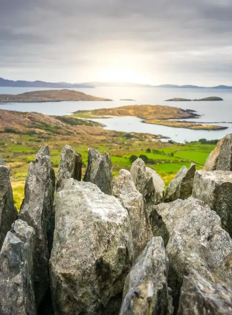 Cercle de pierres préhistorique irlandais avec vue panoramique sur la côte atlantique - voyage sur mesure Irlande culturel