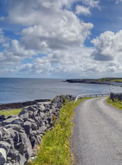 Route côtière pittoresque avec murets de pierre traditionnels irlandais et océan Atlantique - voyage sur mesure Irlande authentique