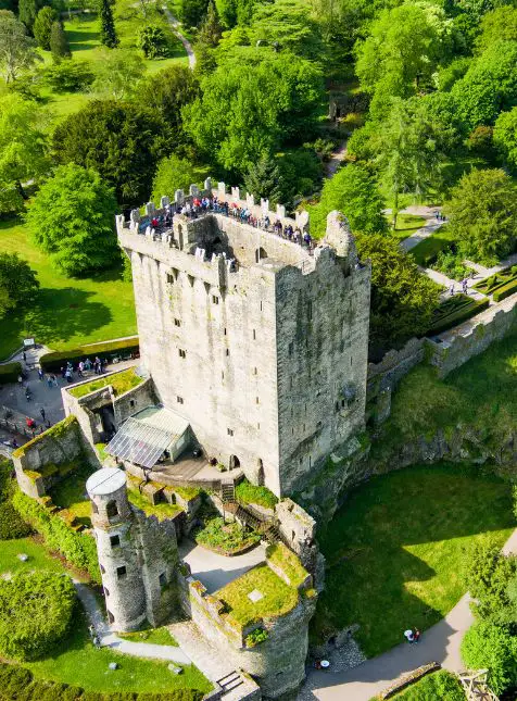 Vue aérienne du château médiéval de Blarney entouré de jardins verdoyants - voyage sur mesure Irlande historique
