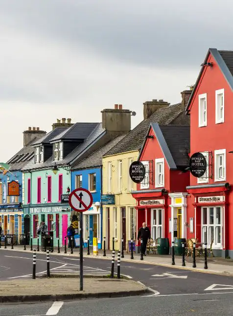 Rue de village irlandais avec maisons colorées traditionnelles sur la péninsule de Kerry - voyage sur mesure Irlande pittoresque