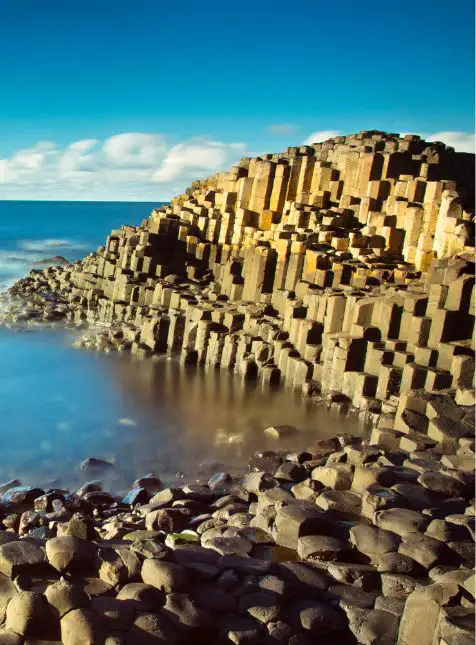 Formations basaltiques hexagonales de la Chaussée des Géants avec océan turquoise - voyage sur mesure Irlande du Nord