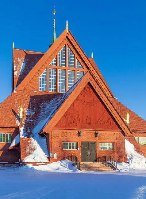 Église moderne en bois rouge de Kiruna dans neige pour voyage sur mesure en Suède Laponie