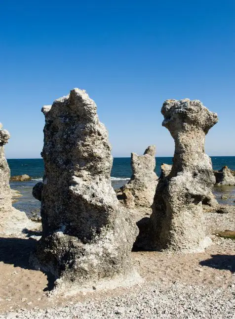 Formations calcaires spectaculaires raukar sur île de Fårö pour voyage sur mesure en Suède géologie