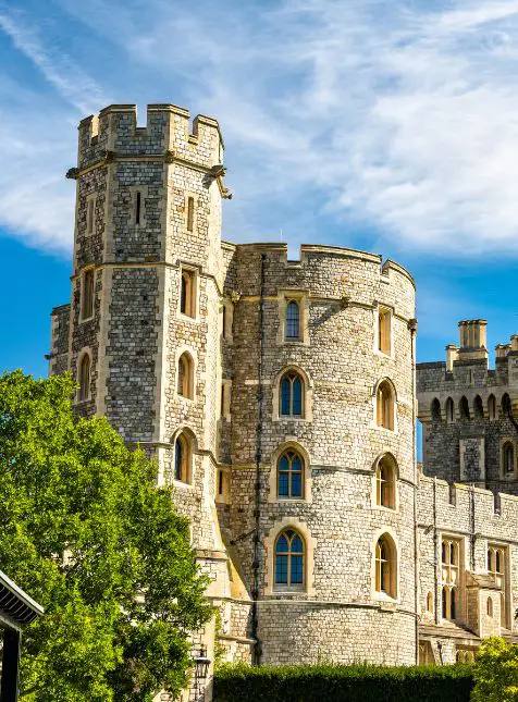 Tour médiévale du château de Windsor sous ciel bleu lors d'un voyage sur mesure en Angleterre - Les Sens du Voyage Lyon