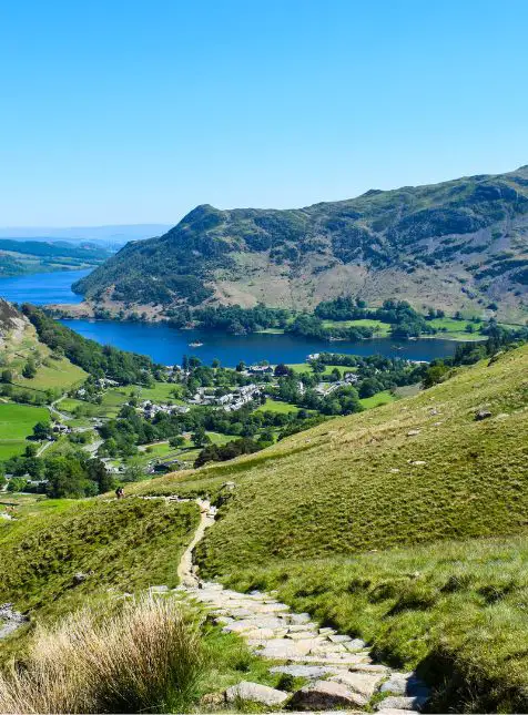 Sentier de randonnée surplombant un lac dans le Lake District lors d'un voyage sur mesure en Angleterre - Les Sens du Voyage Lyon