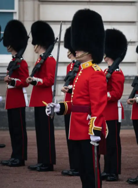 Tradition de la Garde royale Gardes royaux britanniques en uniforme rouge lors de la relève de la garde pendant un voyage sur mesure en Angleterre - Les Sens du Voyage