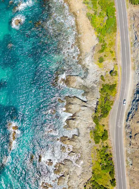 Vue aérienne de la Great Ocean Road avec côte turquoise et route panoramique pour voyage sur mesure en Australie Les Sens du Voyage