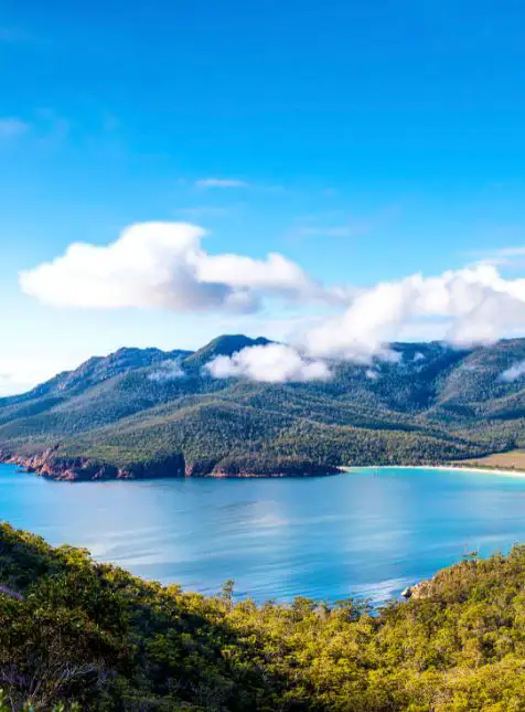 Wineglass Bay en Tasmanie avec plage en croissant et montagnes pour voyage sur mesure en Australie Les Sens du Voyage
