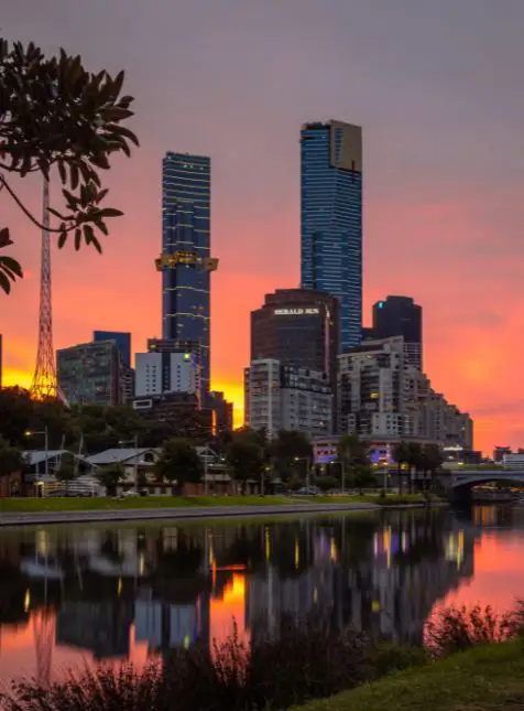 Skyline de Melbourne au coucher de soleil avec reflets sur Yarra River pour voyage sur mesure en Australie Les Sens du Voyage