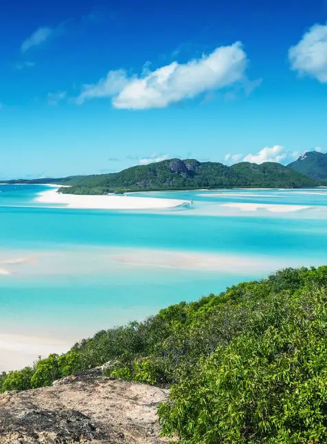 Whitehaven Beach avec sable blanc et eaux turquoise dans les Whitsundays pour voyage sur mesure en Australie Les Sens du Voyage