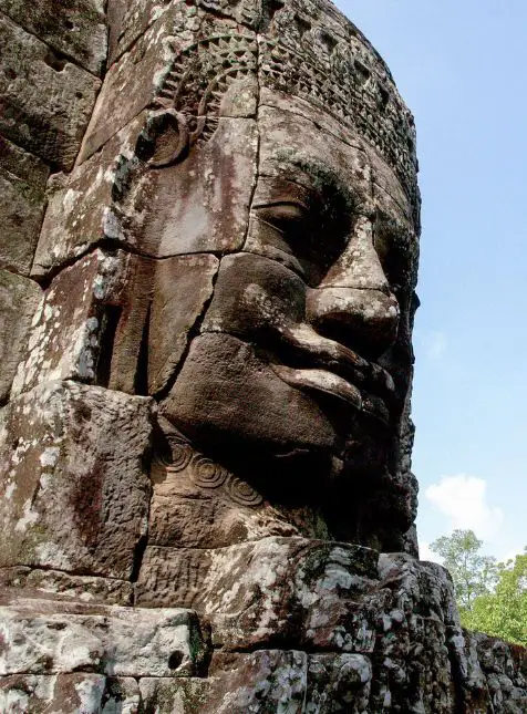 Visage géant pierre temple Bayon Angkor voyage sur mesure Cambodge architecture khmère Les Sens du Voyage