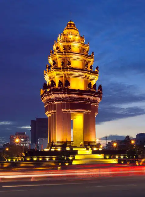 Monument Indépendance Phnom Penh illuminé nuit voyage sur mesure Cambodge capitale agence Lyon