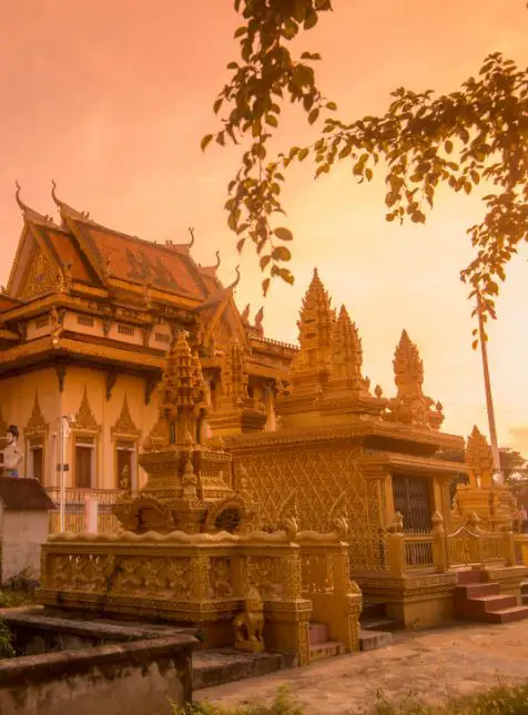 Pagode bouddhiste dorée coucher soleil spiritualité voyage sur mesure Cambodge temples agence spécialisée