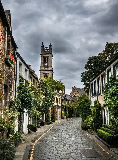 Ruelle pavée Circus Lane à Édimbourg avec maisons géorgiennes et tour d'horloge pour voyage sur mesure en Écosse