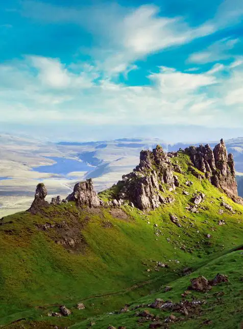 Formations rocheuses verdoyantes de l'île de Skye dans les Highlands pour voyage sur mesure en Écosse avec moutons