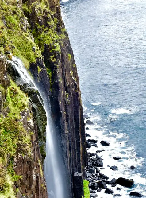 Cascade de Kilt Rock sur falaise de l'île de Skye se jetant dans l'océan pour voyage sur mesure en Écosse