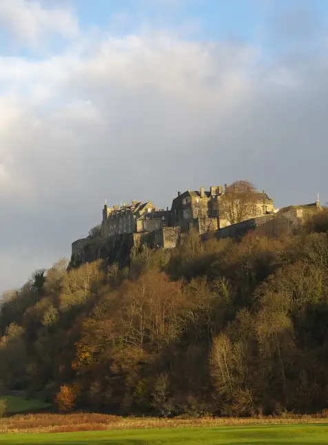 Château de Stirling sur colline au lever du soleil en Écosse pour voyage sur mesure en Écosse
