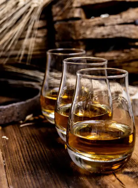 Verres de whisky écossais single malt dans distillerie traditionnelle pour voyage sur mesure en Écosse