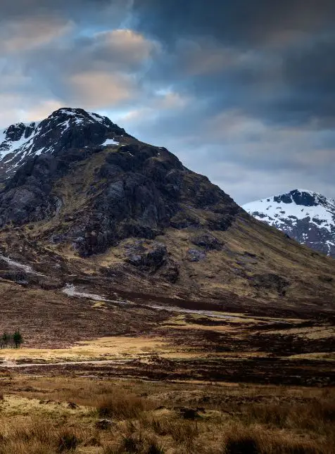Vallée de Glen Coe avec montagnes dramatiques et landes des Highlands pour voyage sur mesure en Écosse